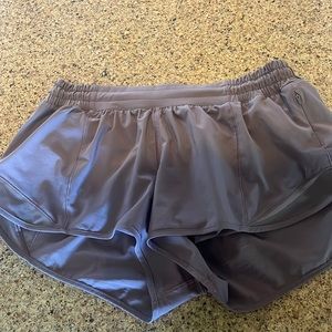 Lululemon Hotty Hot size 10 2.5 inch